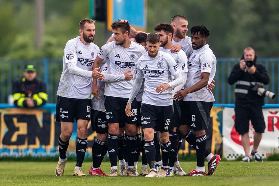 Tomáš Poznar (vlevo) se raduje z gólu se zlínskými spoluhráči.