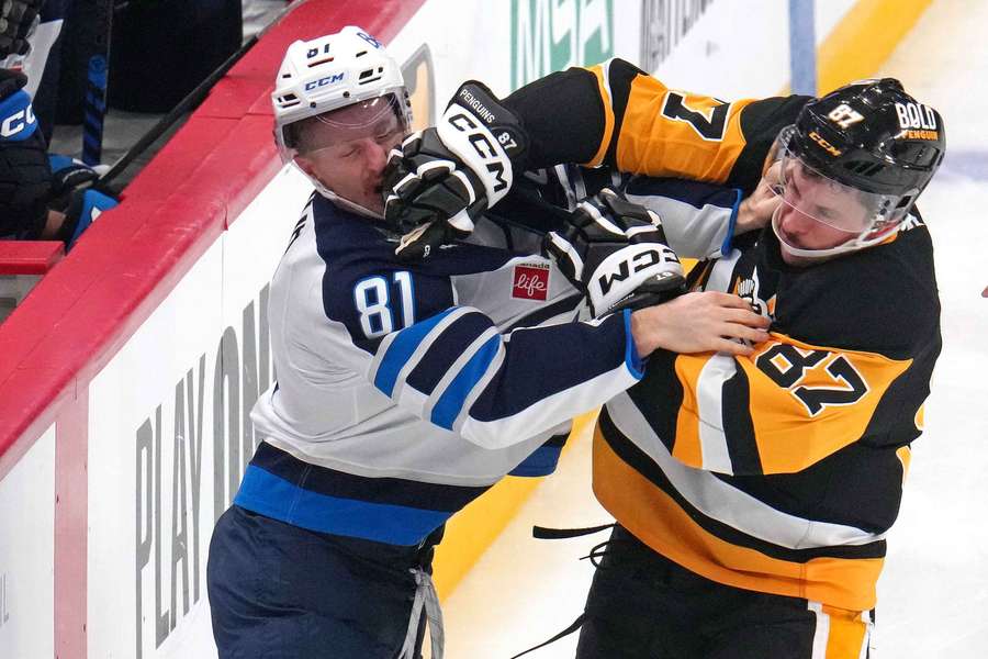 Connor a Crosby sa na začiatku tretej tretiny pobili. 