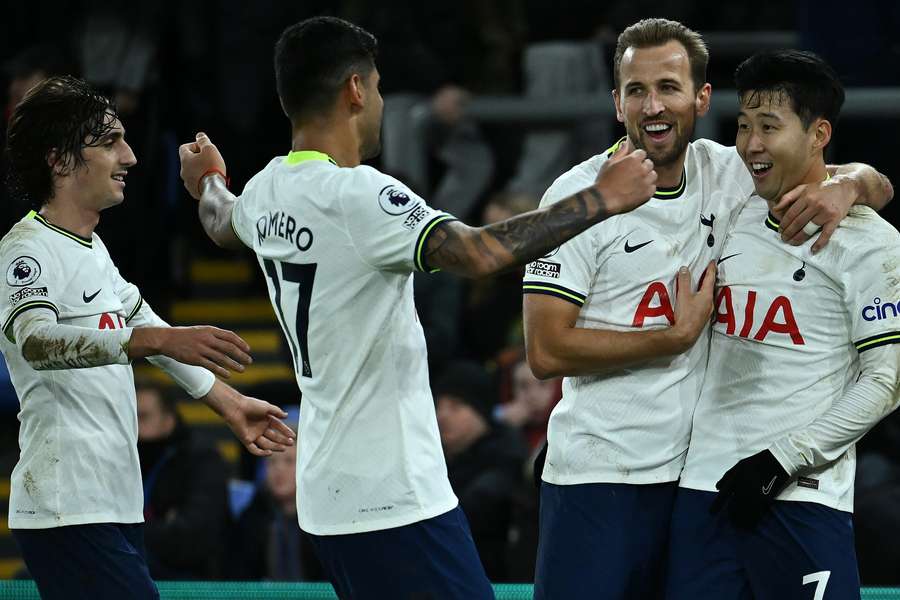 Kane marcou dois e Son fez um na goleada do Tottenham sobre o Palace