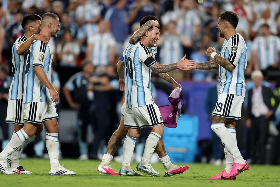 FIFA a autorizat Argentina să evolueze în albastru împotriva Angliei FIFA a autorizat Argentina să evolueze în albastru împotriva Angliei