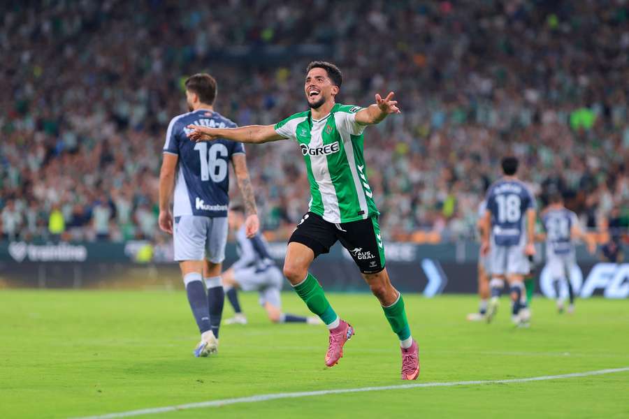 Pablo Fornals celebrates Real Betis' third goal
