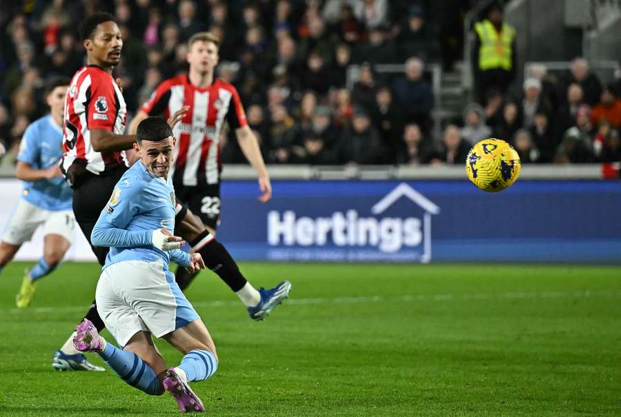 El centrocampista inglés del Manchester City #47 Phil Foden cabecea el balón para marcar el segundo gol del equipo