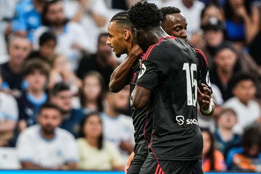 Los jugadores del Sevilla celebran el gol de Sow