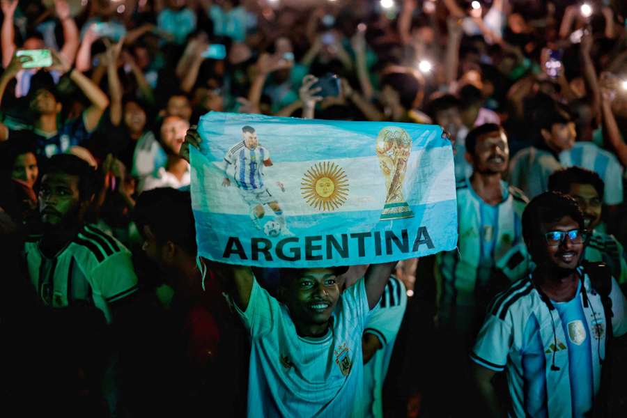 Adeptos do Bangladesh apoiam a Argentina de Lionel Messi