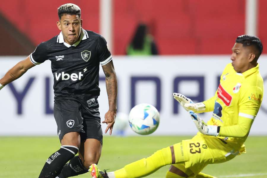 Matheus Martins perdeu um gol cara a cara no primeiro tempo Matheus Martins perdeu um gol cara a cara no primeiro tempo