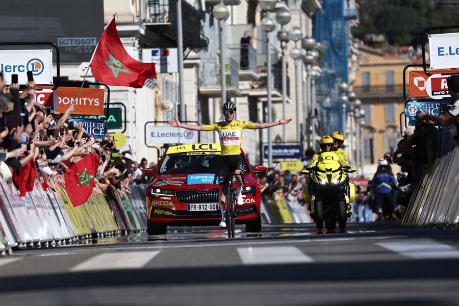 Pogacar fejrer sin etapesejr i Nice og den samlede triumf.