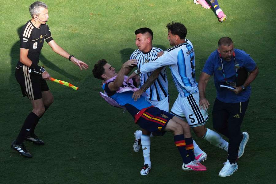 Gavi, agredido por Paredes Gavi, agredido por Paredes