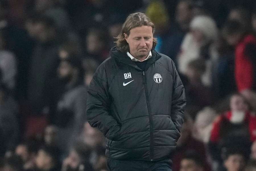 "Happy Bo" Henriksen må efter rødt kort på tribunen: "Det bliver ikke sjovt"