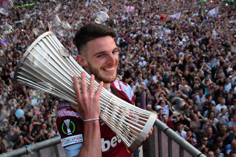 Declan Rice com o troféu da Liga Conferência, sua maior glória pelo West Ham