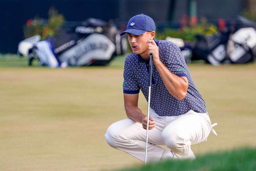 Ludvig Aberg estudia su putt en el green del hoyo 14 durante la tercera ronda del Players Championship Ludvig Aberg estudia su putt en el green del hoyo 14 durante la tercera ronda del Players Championship