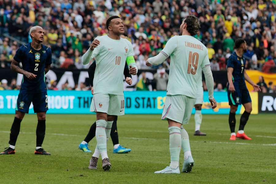 Mbappé celebra el primer gol de Francia Mbappé celebra el primer gol de Francia