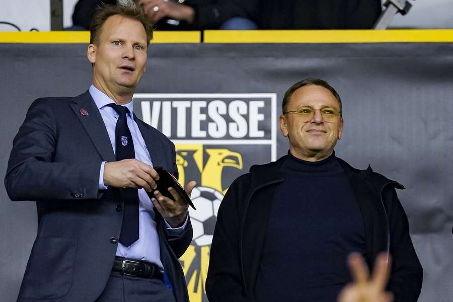 Voormalig Vitesse-directeur Pascal van Wijk met investeerder Valeri Ojf