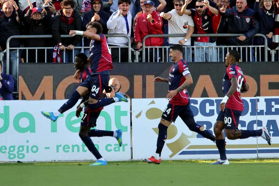 La gioia dei giocatori del Cagliari