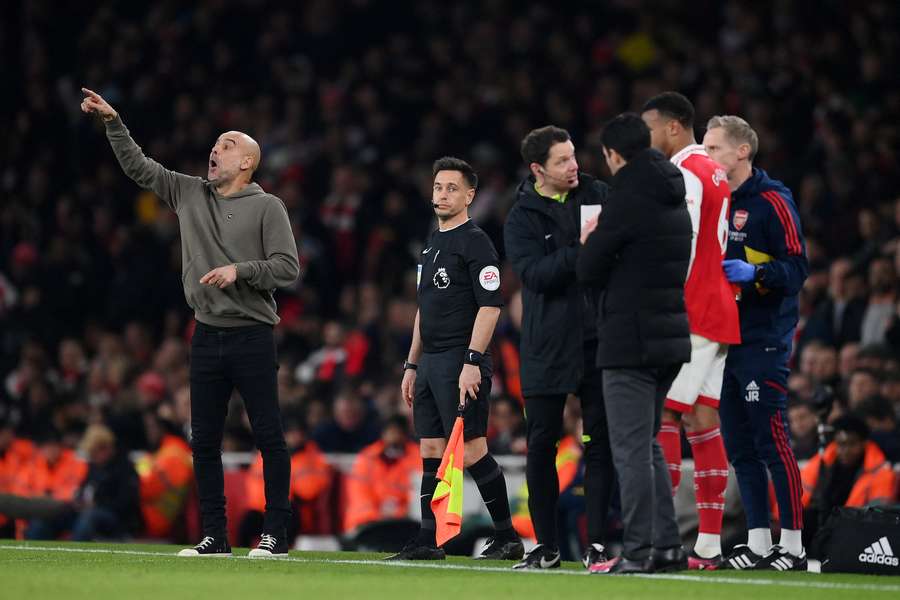 Pep Guardiola e Mikel Arteta na linha de fundo durante Arsenal e Manchester City no Emirates Stadium