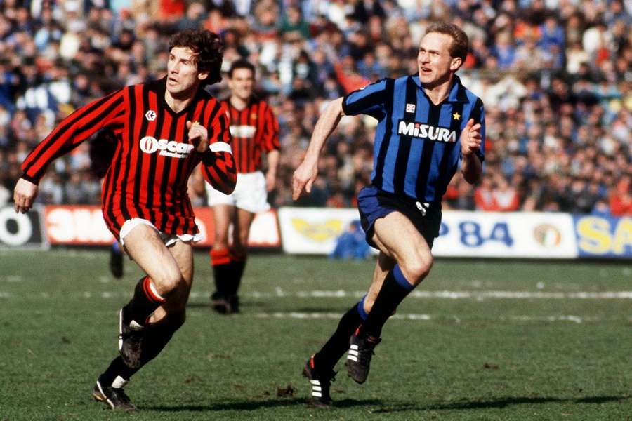 Franco Baresi und Karl-Heinz Rummenigge im Laufduell beim Mailand-Derby 1984/85. Franco Baresi und Karl-Heinz Rummenigge im Laufduell beim Mailand-Derby 1984/85.