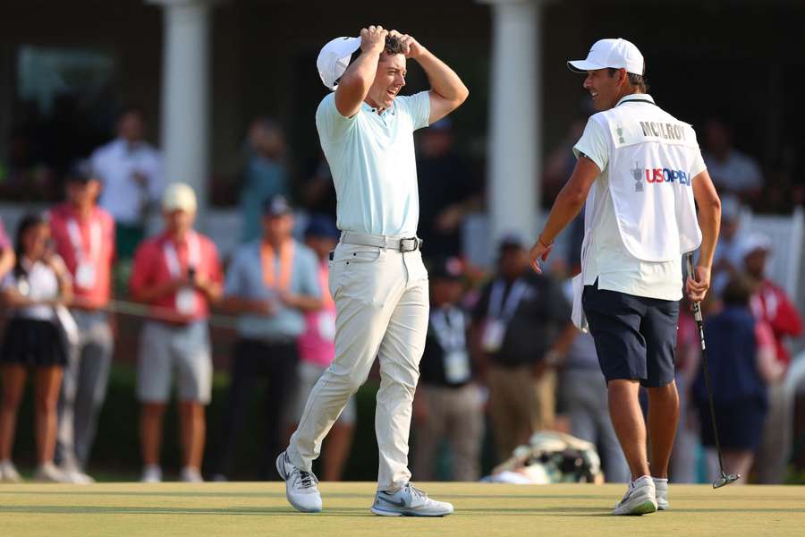 Rory McIlroy reageert na een bogey op de 18e hole