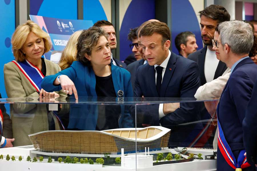 Macron podczas inauguracji nowego centrum sportów wodnych w Saint-Denis