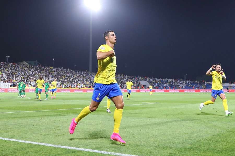 Cristiano Ronaldo festeja, Alex Telles fotografa