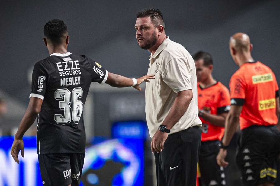 Thiago Kosloski foi o comandante do Timão em derrota no clássico para o Santos 