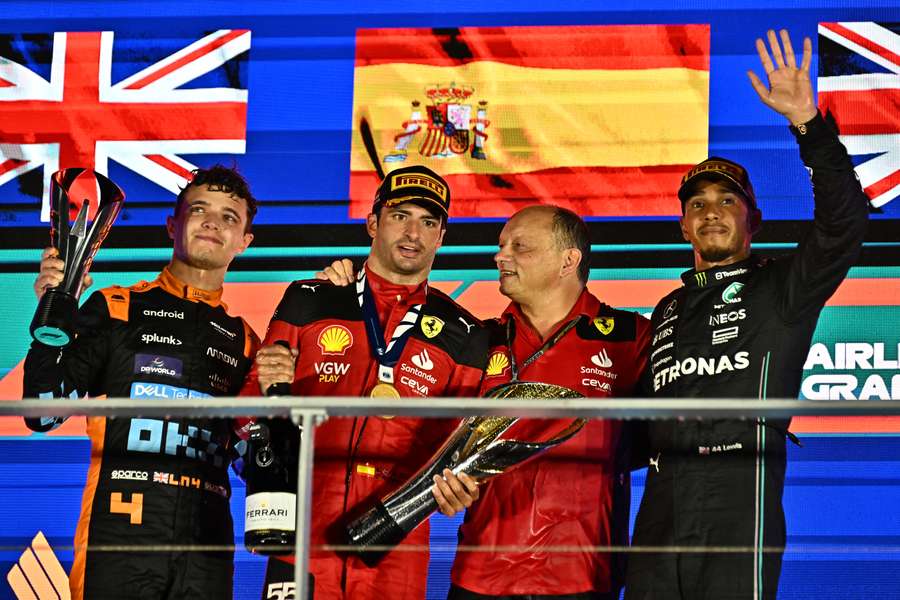 Carlos Sainz celebra en el podio su victoria con Vasseur, Norris y Hamilton