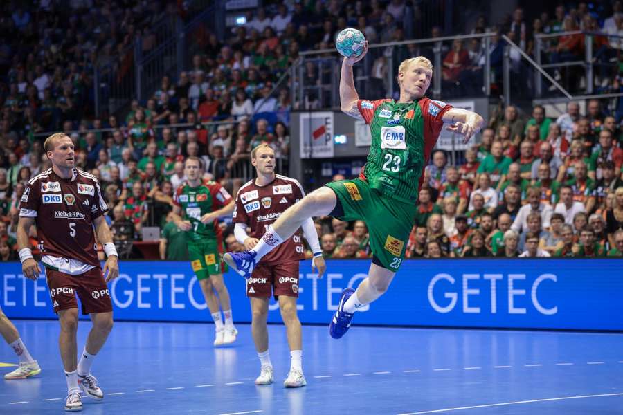 Magdeburg's Magnus Saugstrup breaks through the Fuchse Berlin defense Magdeburg's Magnus Saugstrup breaks through the Fuchse Berlin defense