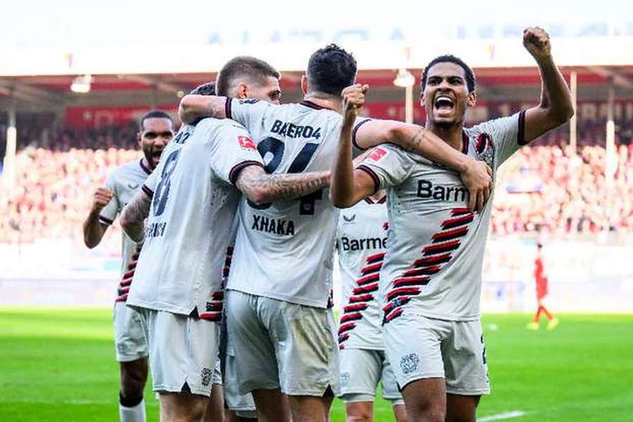 Leverkusen fez um gol em cada tempo contra o Heidenheim