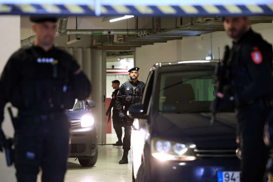 Agentes da GISP escoltam a chegada ao Tribunal de Instrução Criminal