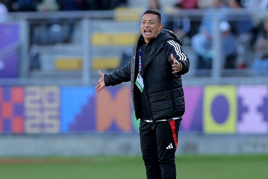 César Torres dá ordens aos seus jogadores