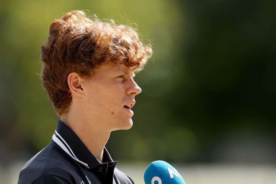 Jannik Sinner wird bis Anfang Mai kein Profitennis mehr spielen können.