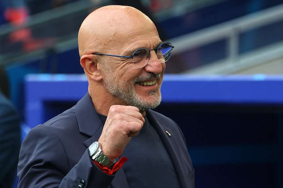 Spain coach Luis de la Fuente before the match