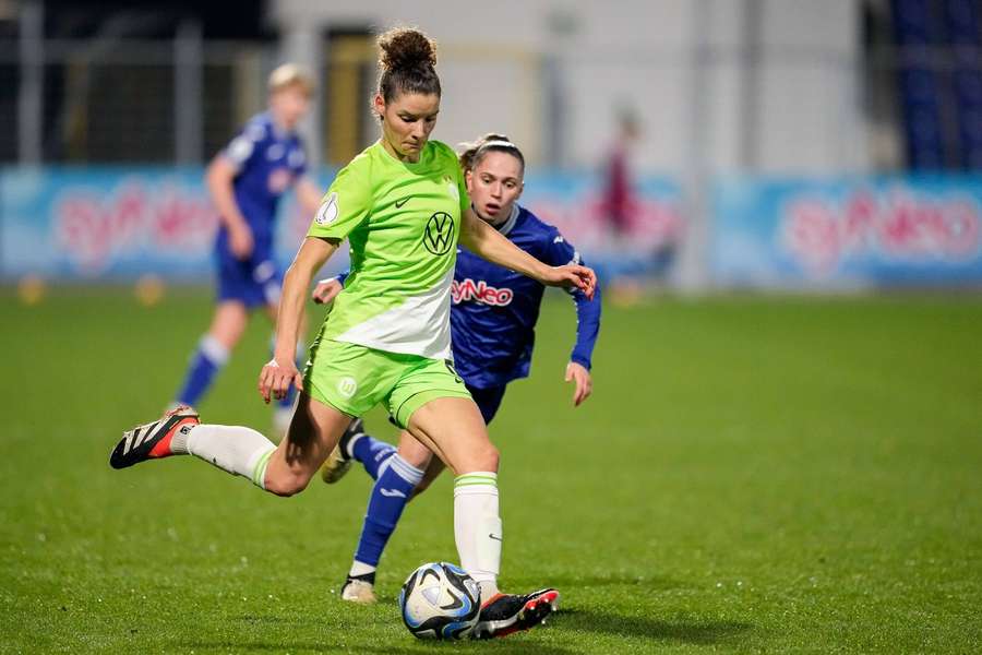 Dominique Janssen in duel met Jill Janssens van TSG