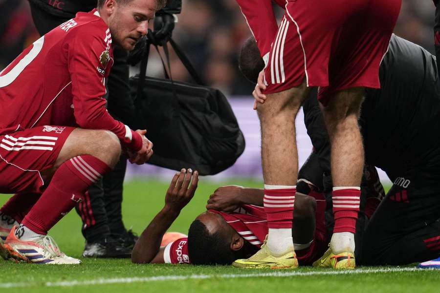 Alexander Isak accidentat în meciul cu Tottenham