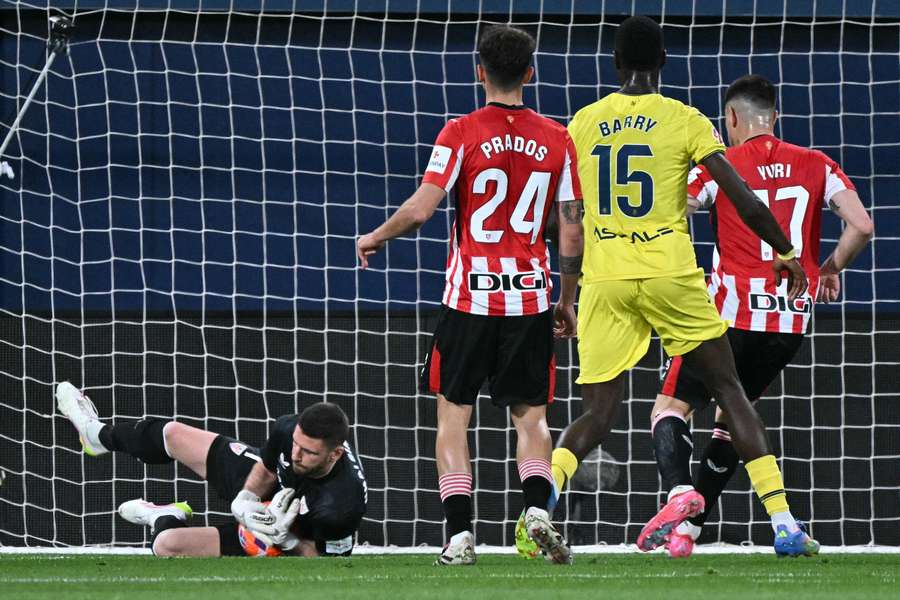 Unai Simón detiene un balón con Barry, Prados y Yuri atentos a la acción