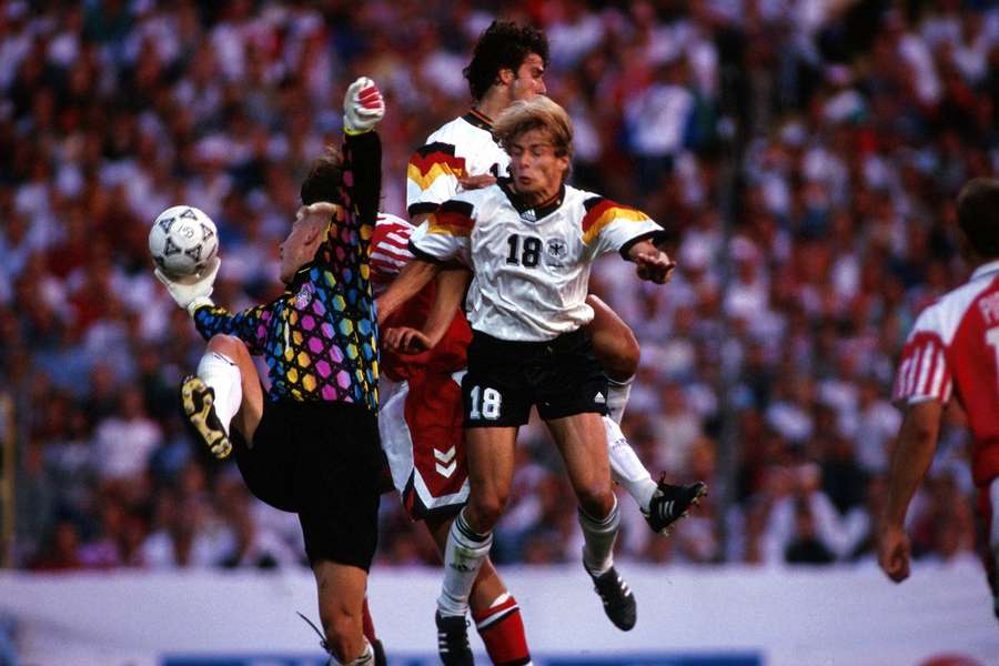 Peter Schmeichel fisker bolden i land foran snuden på Jürgen Klinsmann og Karl-Heinz Riedle under finalen ved EM 1992.