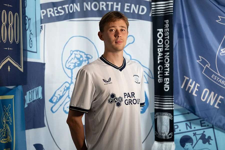 Mads Frøkjær skal spille med nr. 10 i Preston