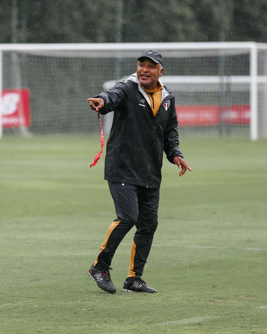 Roger Machado em seu primeiro treino no CT da Barra Funda