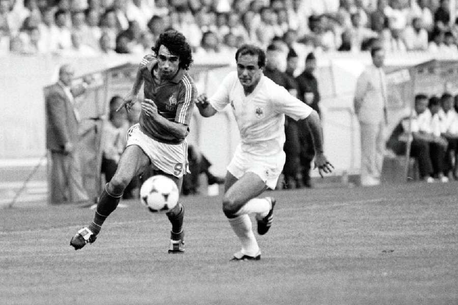 Batista (à direita) em lance de jogo um ano antes da Copa de 1986