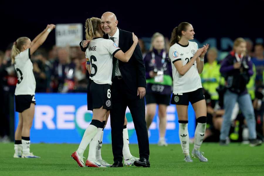 DFB-Präsident Bernd Neuendorf mit den DFB-Spielerinnen nach dem gewonnenen Viertelfinale gegen Frankreich.