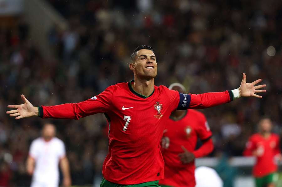 Ronaldo se raduje z gólu při vítězství Portugalska v Lize národů nad Polskem.