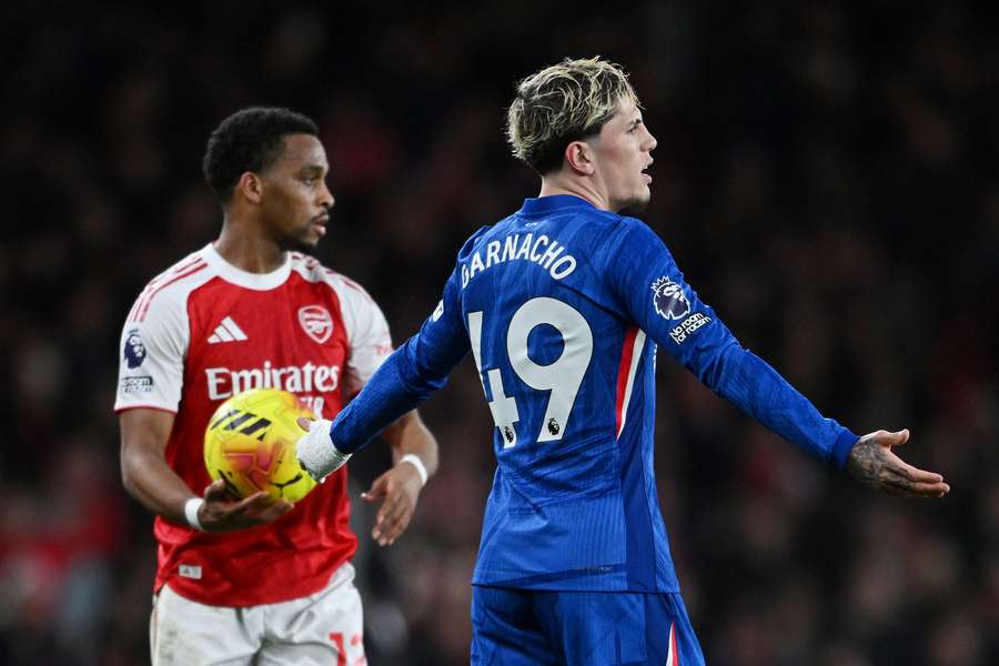 Alejandro Garnacho diante do Arsenal