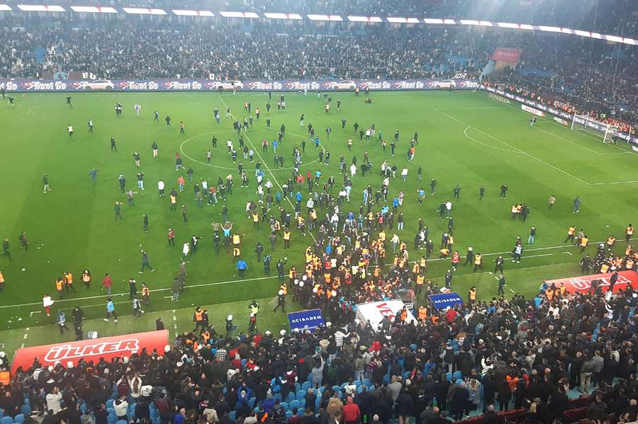 L'invasione di campo dei tifosi del Trabzonspor.