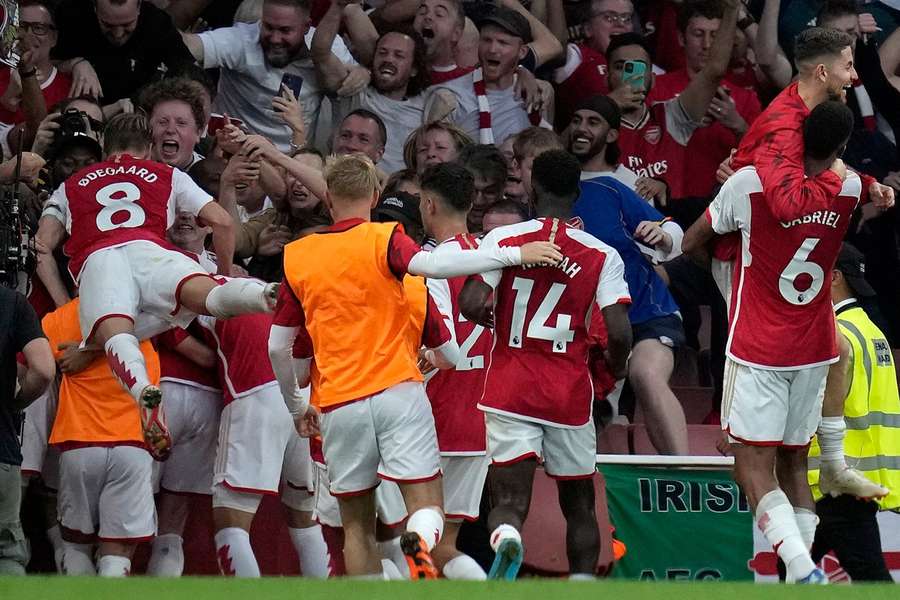 Arsenal oslavuje veľkú výhru.