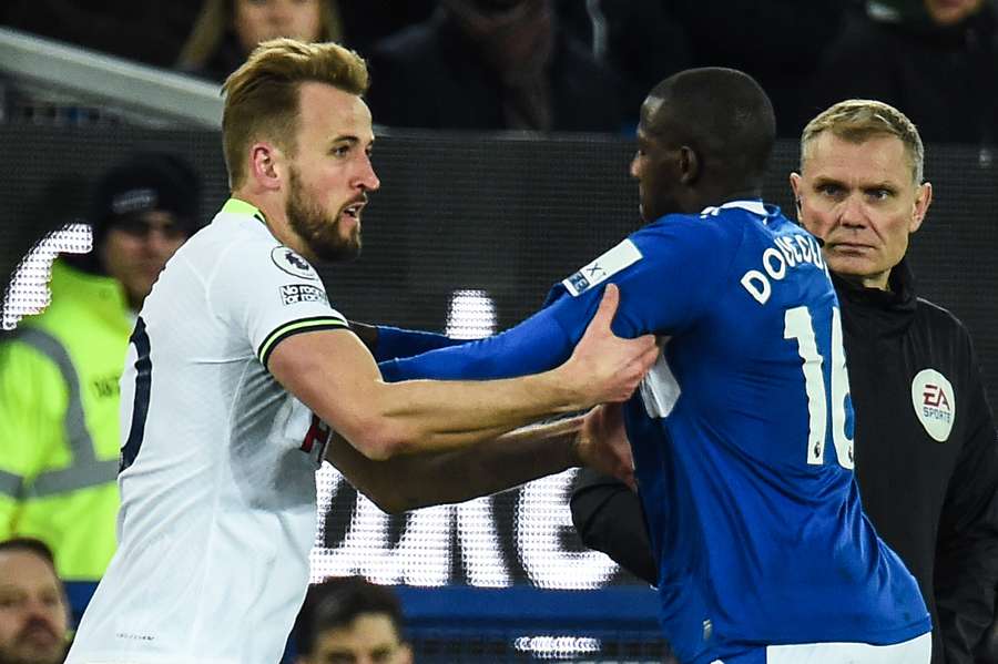 Harry Kane heeft het aan de stok met Abdoulaye Doucouré