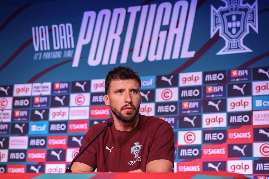 Dias speaks to the press Dias speaks to the press