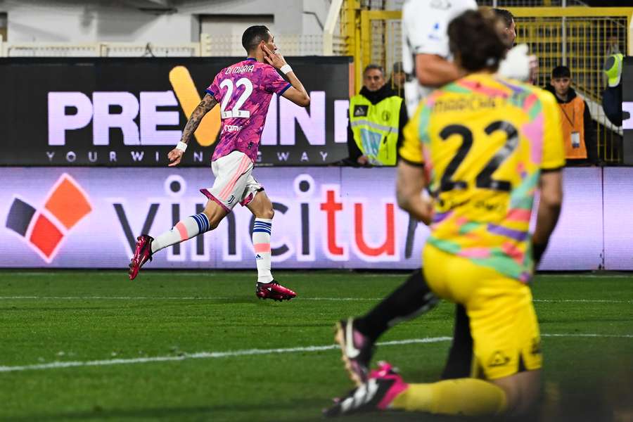 Di Maria festeja o segundo golo perante a desilusão de Marchetti, que rendeu o lesionado Dragowski