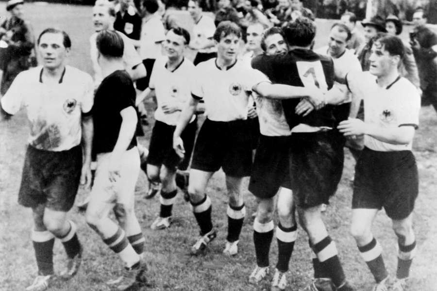 Após a derrota na final de 1954, Puskás parabenizou os jogadores da Alemanha Após a derrota na final de 1954, Puskás parabenizou os jogadores da Alemanha