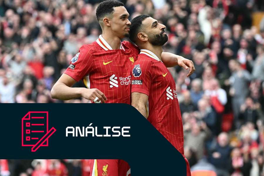 Mohamed Salah, à direita, comemora o golo com Trent Alexander-Arnold