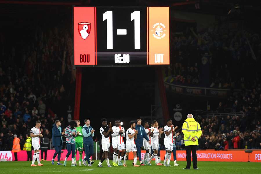 Bournemouth - Luton werd in de 59e minuut gestaakt nadat Tom Lockyer in elkaar zakte