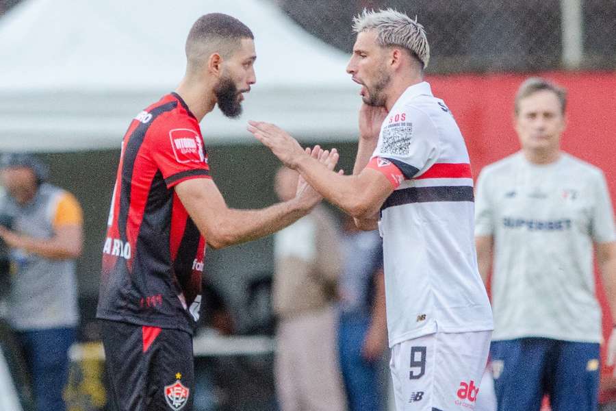 Wagner Leonardo e Calleri discutem após lance que gerou expulsão