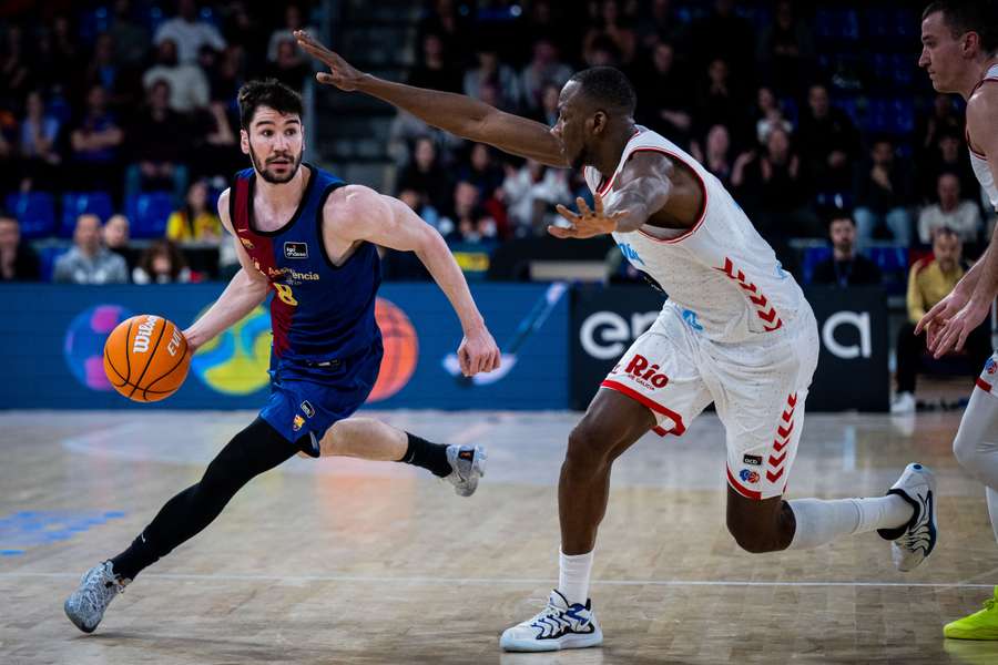Darío Brizuela, ante Jordan Sakho